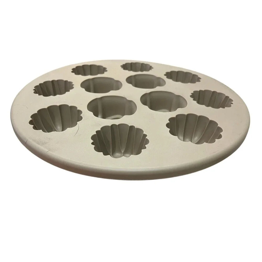 Pampered Chef Silicone Mold Bakeware Flower Cupcake Pan Muffin Pan